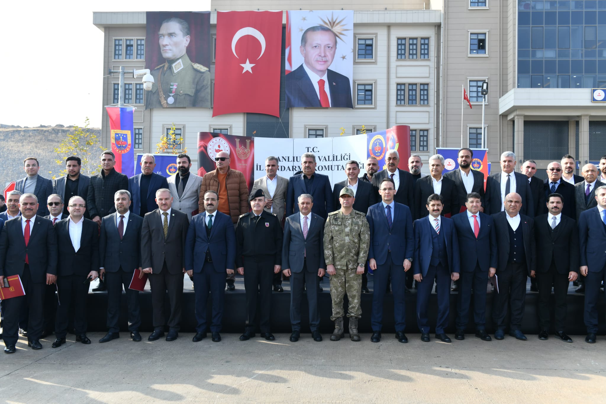 Şanlıurfa'da iş insanlarının destekleriyle sağlanan araçlar Jandarmaya teslim edildi<