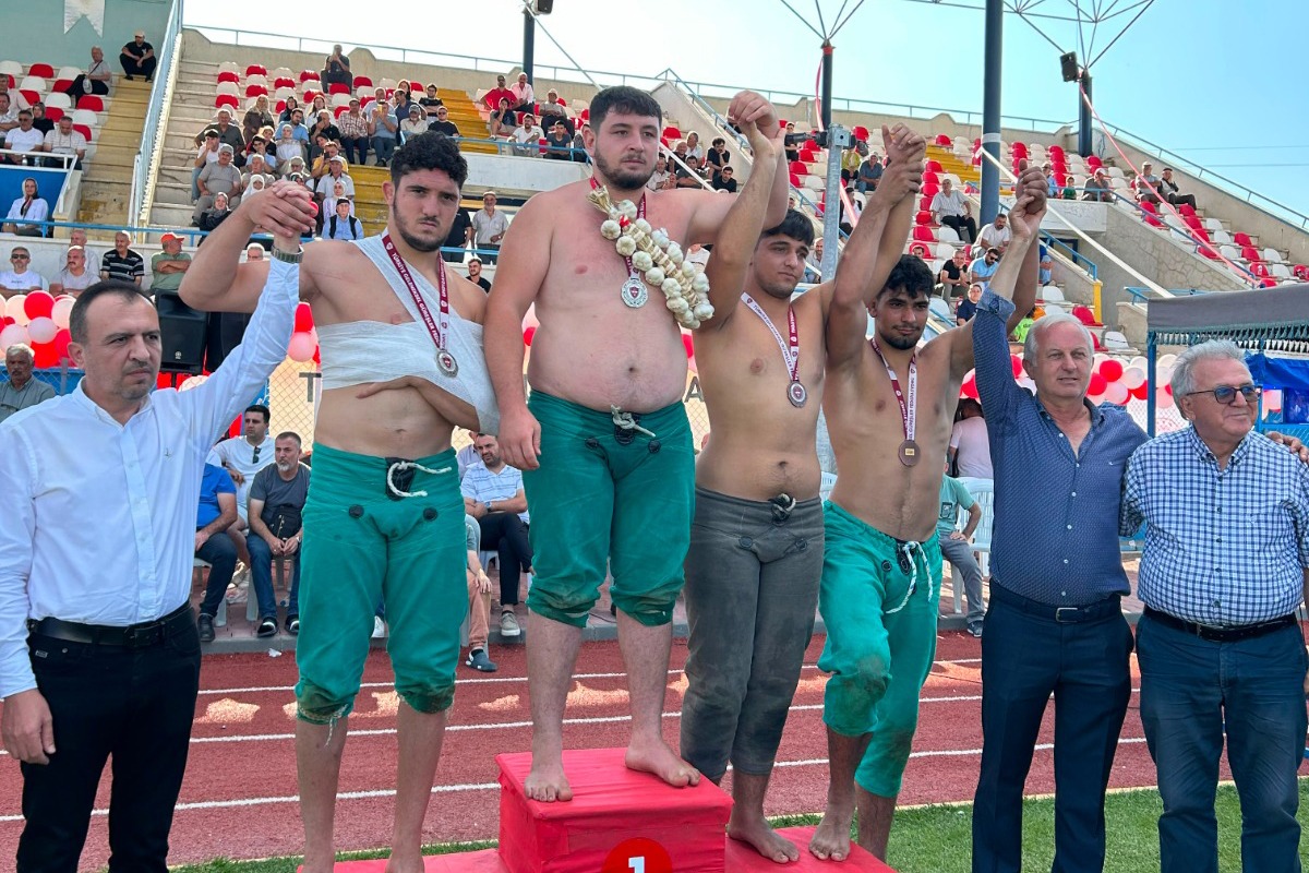 Bursa Büyükşehir Belediyesporlu güreşçilerden 8 madalya ve 2 kupa<