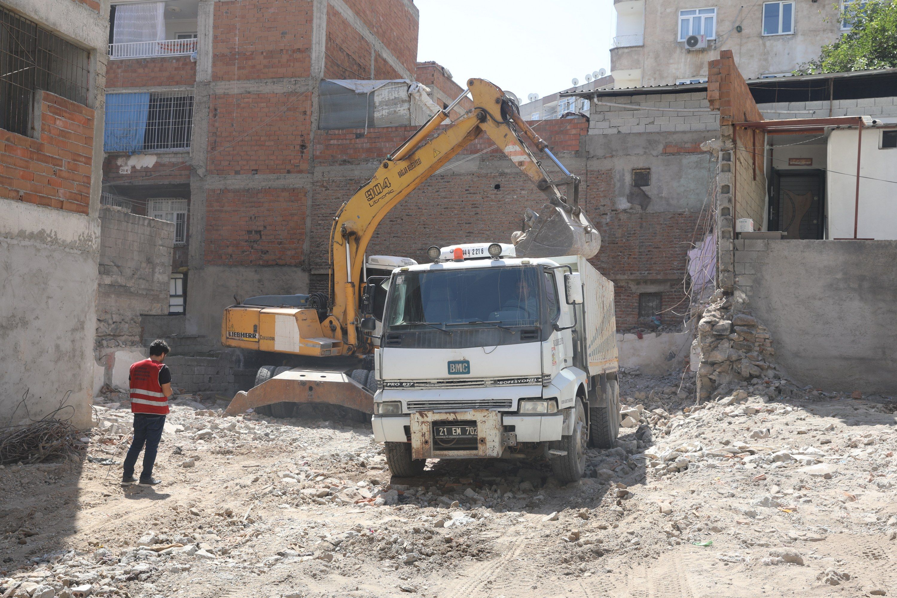 Bağlar’da 1 ayda 32 metruk yapı yıkıldı<