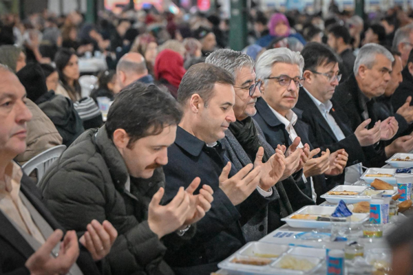 Başkan Akın, Bigadiçlilerle iftar sofrasında buluştu<