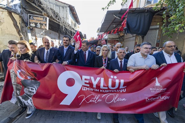 İzmir'de Zafer Yürüyüşü düzenlendi