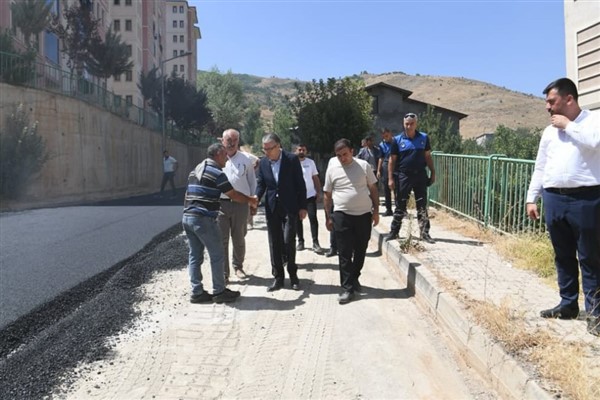 Muş Belediyesi Eşbaşkanı Söylemez, TOKİ konutlarındaki asfalt çalışmalarını inceledi<