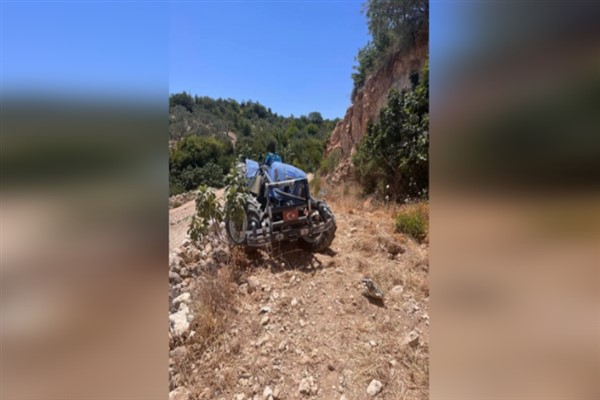 Altınözü Fatikli Mahallesi'nde traktör devrildi