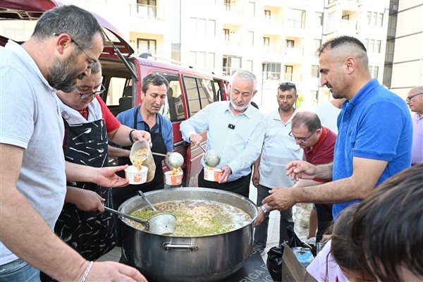 Başkan Başdeğirmen, vatandaşlar tarafından düzenlenen aşure etkinliğine katıldı<