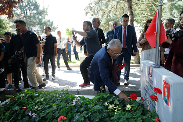 Kayseri'de 15 Temmuz'un 10. yıl dönümünde şehitlikler ziyaret edildi<