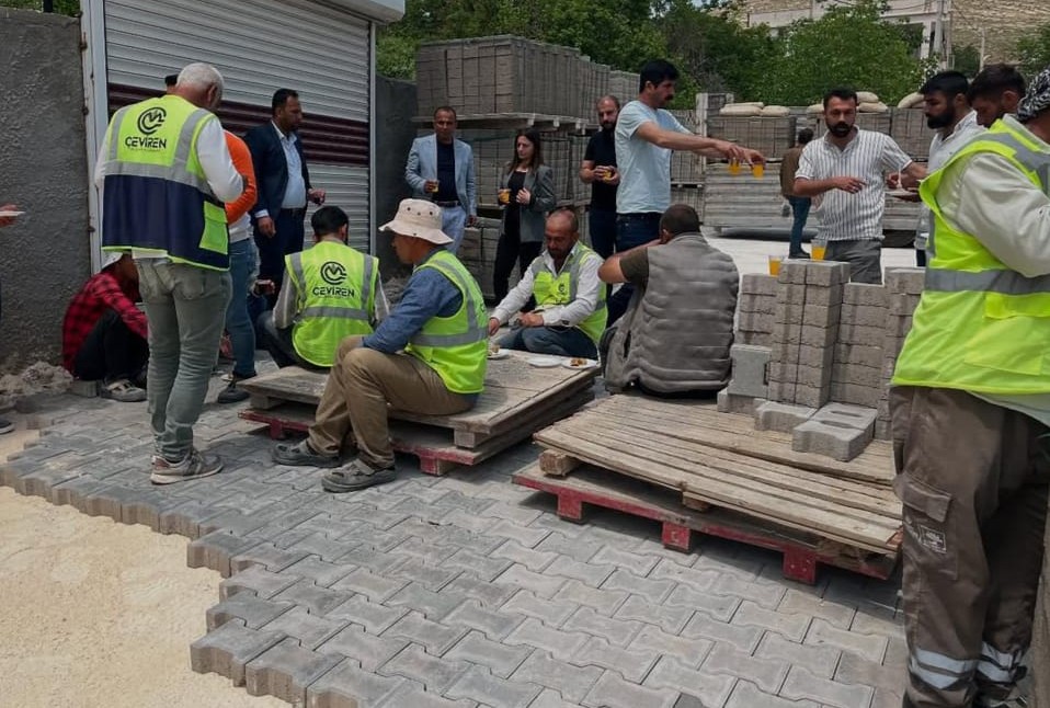 Mazıdağı Belediye Eşbaşkanları, parke taşı işçilerini ziyaret ederek tatlı ikram etti<