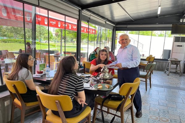 Başkan Büyükkılıç, Glütensiz Kafe ve Emirgan Kafe'de öğrencilerle buluştu