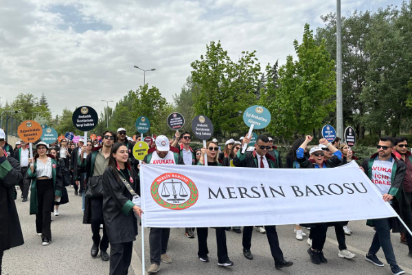Mersin Barosu üyesi avukatlar, Büyük Savunma Mitingi'ne katıldı