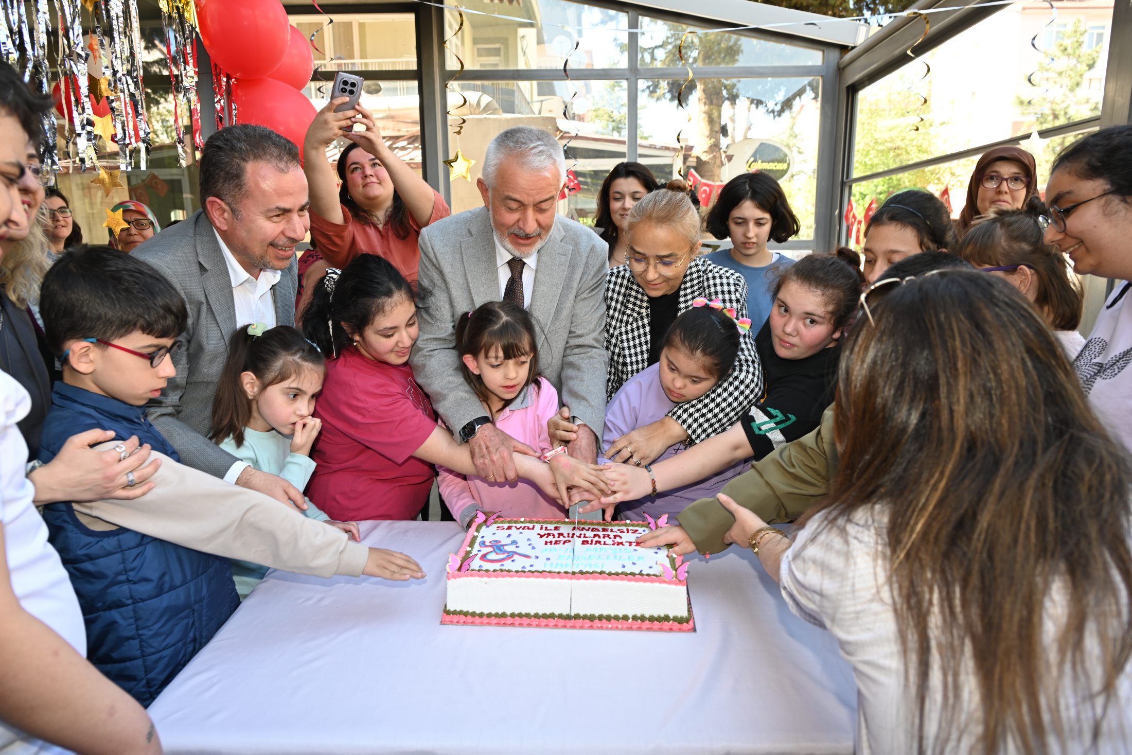 Başkan Başdeğirmen, Isparta Özel Öncü İletişim Rehabilitasyon Merkezi'ni ziyaret etti<