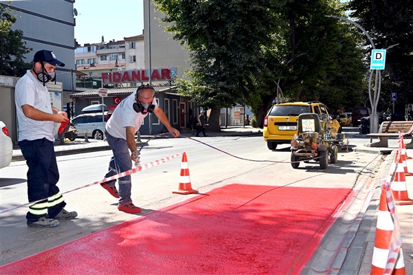 Yalova Belediyesi, yol çizgilerini ve trafik işaretlemelerini yeniliyor