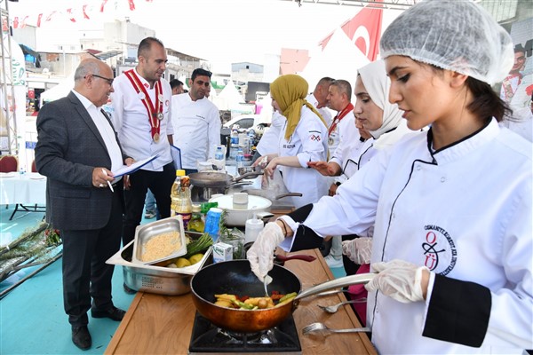 Osmaniye Lezzet Festivali’nde üniversite öğrencileri hünerlerini yarıştırdı<