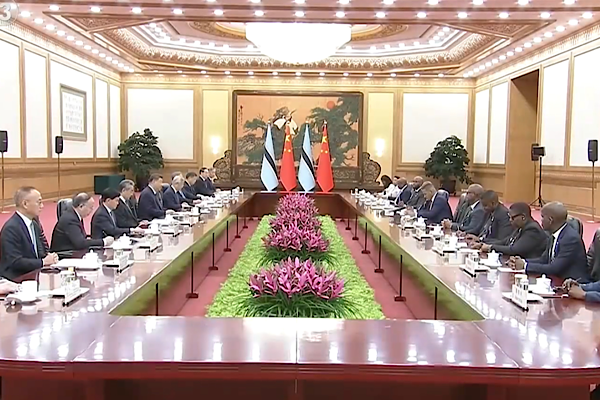 Xi, Botsvana Cumhurbaşkanı Boko ile görüştü<