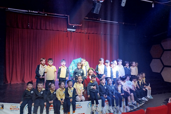 “Rüzgarda Savrulan Yapraklar” Denizli’de sahnelendi<