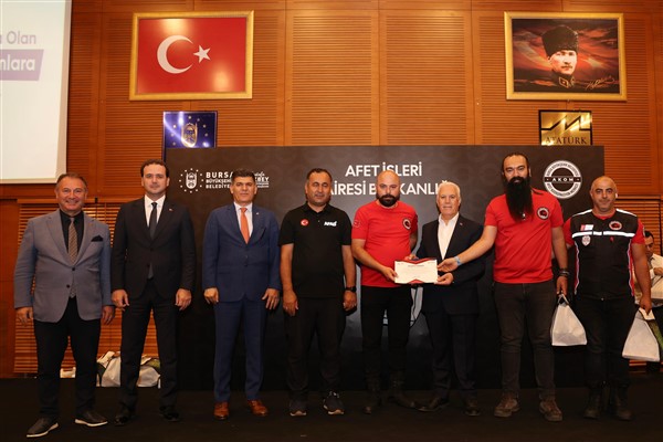 Başkan Bozbey, yangınlarda mücadele edenlere teşekkür belgesi verdi<