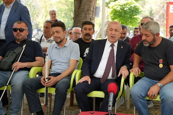 Özdağ'dan gazilere destek ziyareti: Türk milletini uyarmaya devam edeceğiz