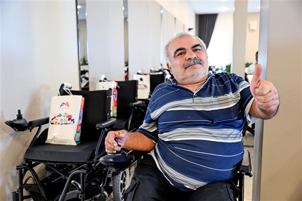 Mersin Büyükşehir Belediyesi’nden engellilere akülü sandalye desteği <