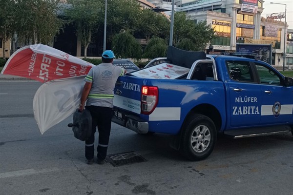 Nilüfer’de çevre düzenini bozan tabela ve materyaller toplandı <