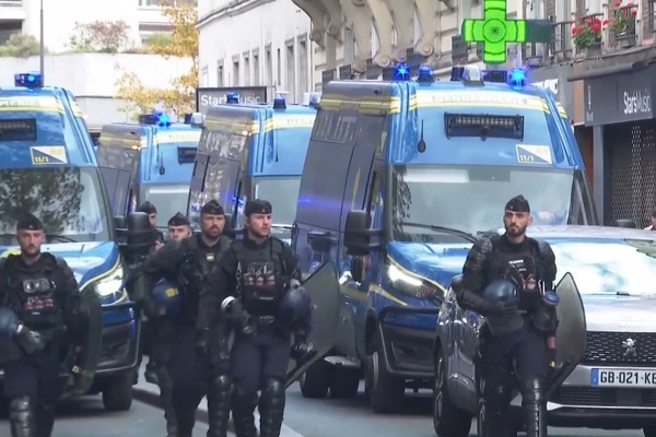  Fransa'daki protestolarda bin kişi gözaltına alındı<