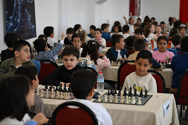 Manisa’da minik sporcuların katılımıyla satranç turnuvası düzenlendi<