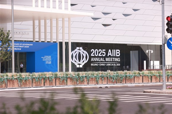 Başbakan Li: AIIB çok taraflı uluslararası işbirliğine örnek oldu<