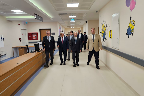 Vali Aktaş’tan Gölcük’te sağlık kurumlarına ziyaret<