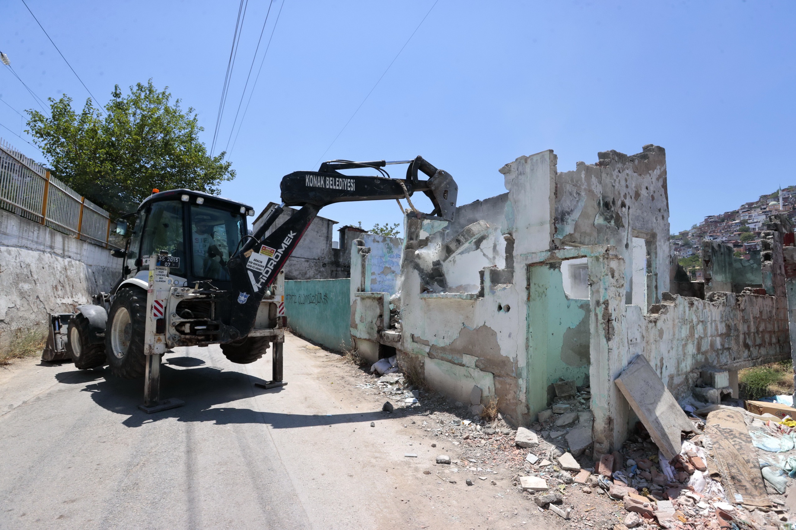 Konak’ta 15 ayda 162 metruk yıkım gerçekleştirildi<