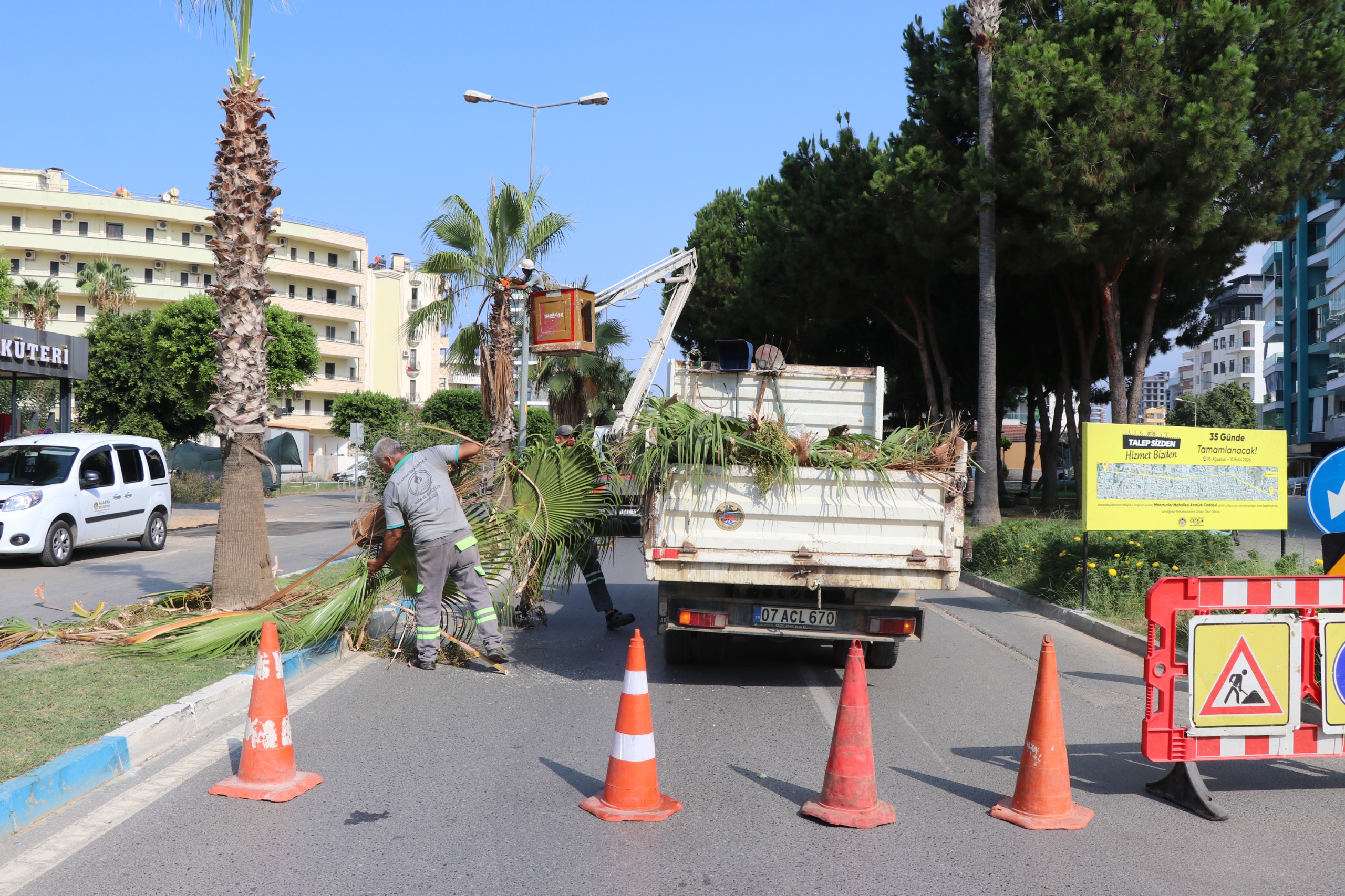 Alanya’da park ve yeşil alanlarda bakım çalışmaları sürüyor<