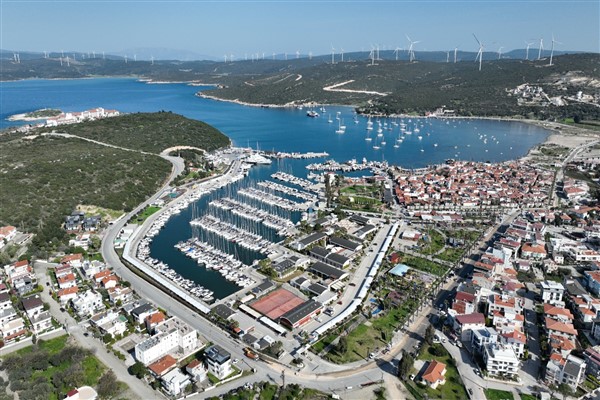 Seferihisar koylarından 1 kamyon dolusu atık toplandı<