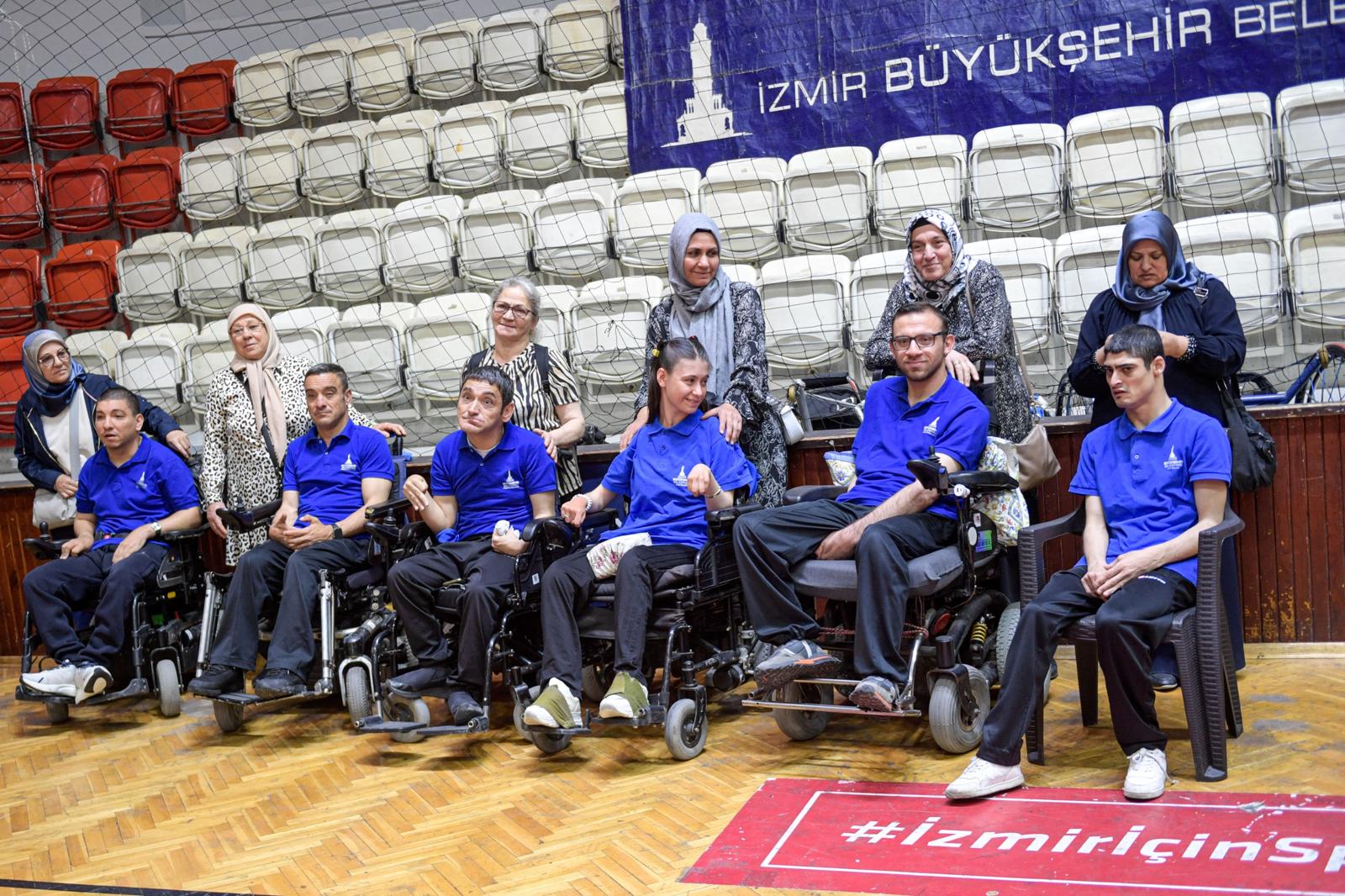 İzmir Büyükşehir Belediyesi'nden boccia takımı annelerine ziyaret<