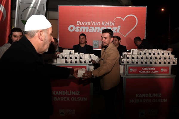 Osmangazi Belediyesi, farklı noktalarda kandil simidi dağıttı<