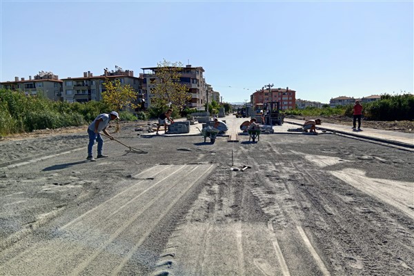 Edremit’te alt yapı ve üst yapı çalışmaları sürüyor