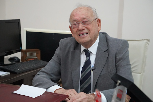 İznik’in 61 yıllık diş hekimi Ünal Güngör belgeselleştirildi<