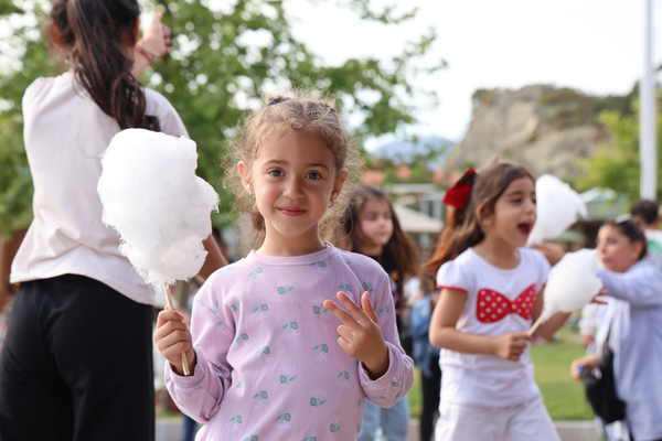 Marmaris’te 23 Nisan etkinlikleri kapsamında uçurtma şenliği düzenlendi<