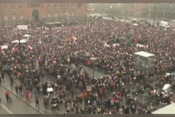 Danimarka'da binlerce kişi Trump'ın Grönland'ı ele geçirme tehditlerini protesto etti<