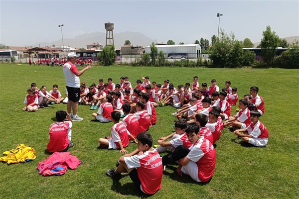 Futbol yaz spor okulu 400’den fazla öğrenciyle devam ediyor<