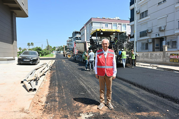 Kepez’de 7 sokakta sıcak asfalt çalışması yürütülüyor<