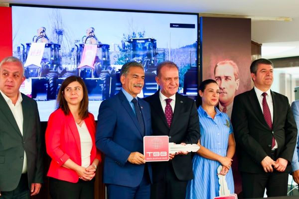 Gemlik Belediyesi hizmet filosuna yeni ekskavatör kazandırıldı<