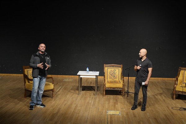 ‘Bir Kereden Bir Şey Olmaz Mı?’ tiyatro oyunu Kartal’da sahnelendi