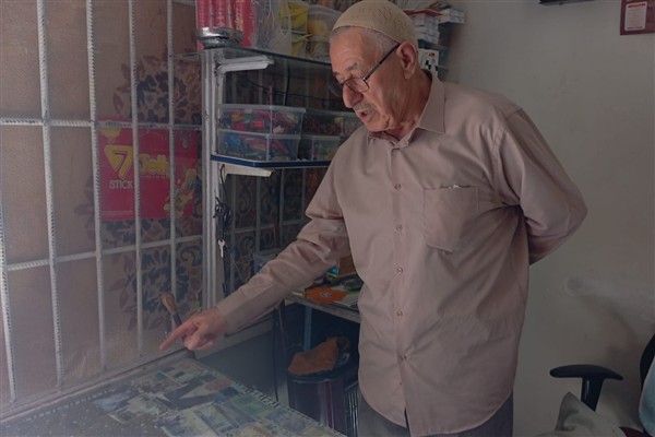 Diyarbakır'ın “kitap amcası” Ömer Ekin, kültürünü geleceğe taşıyor<