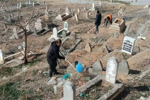 Mardin Büyükşehir Belediyesi, mezarlıklarda temizlik çalışmalarını sürdürüyor