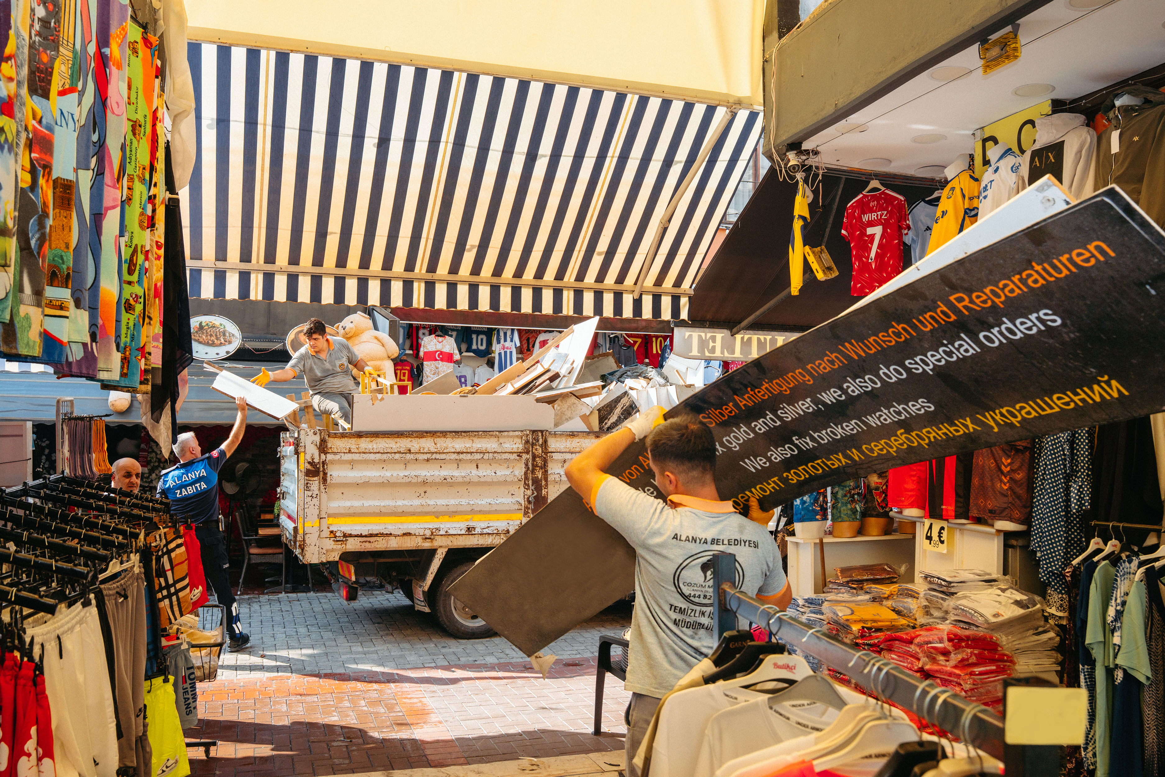 Alanya’da kent merkezinde temizlik ve düzenleme çalışması yapıldı<