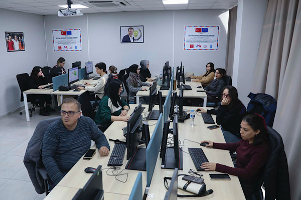 Mersin’de Dijital Tasarım ve Canva kursu devam ediyor<