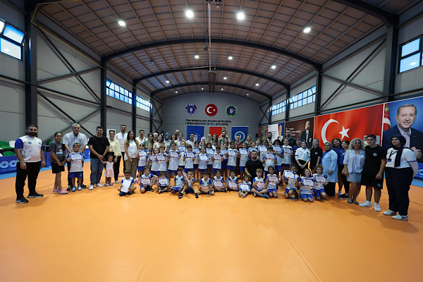 Bursa Yaz Spor Okulları'nda dönem sonu sertifikaları dağıtıldı