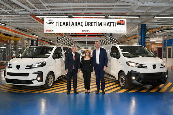 PEUGEOT Global CEO’su  Favey, Tofaş Fabrikası’nda yerli Expert Traveller’ı inceledi<