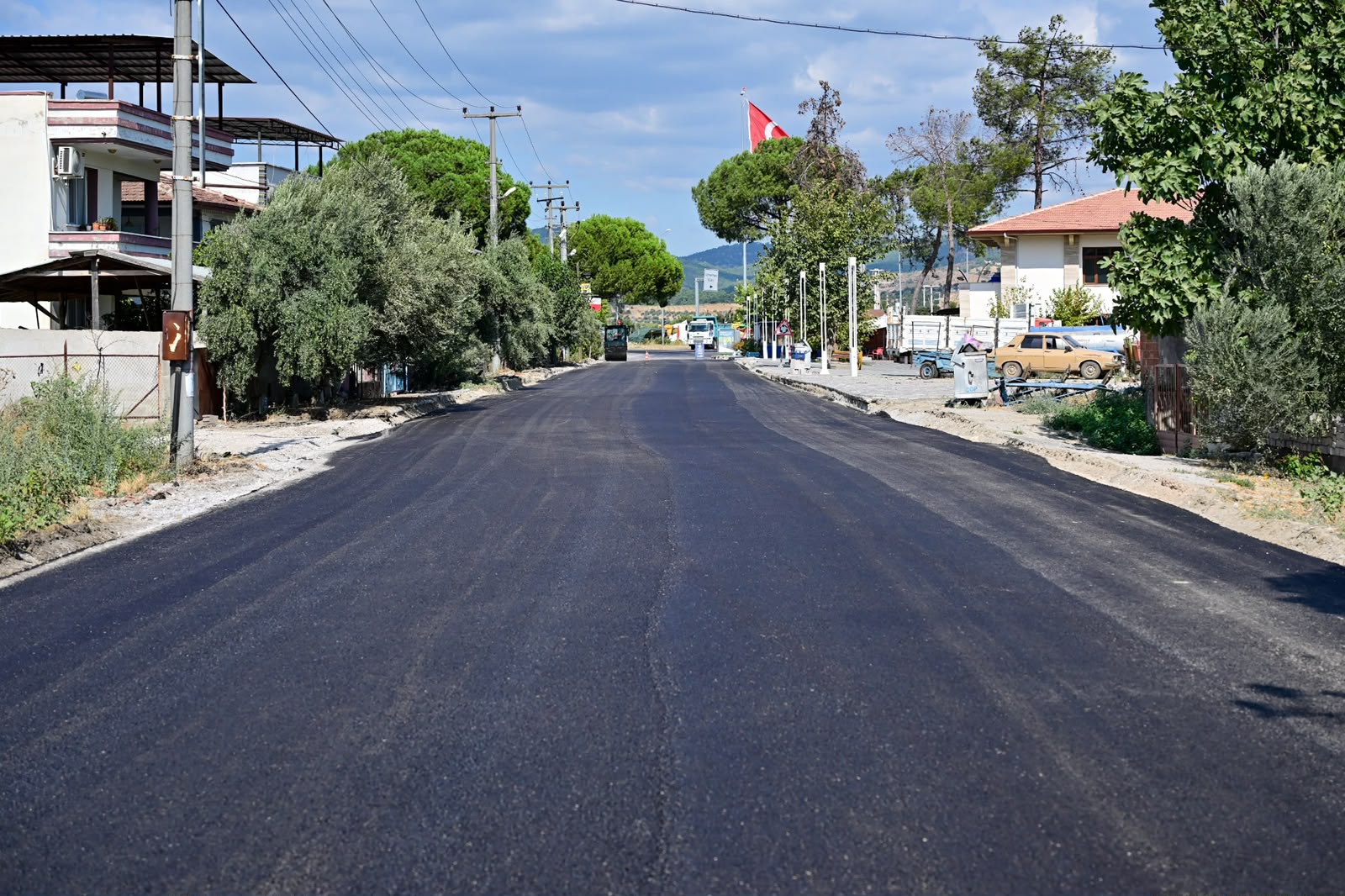 Gölmarmara Nato Caddesi’nde sıcak asfalt çalışması başladı<
