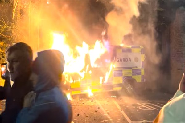 Dublin'de protestocular üçüncü günde de sığınmacı hotelini hedef aldı<
