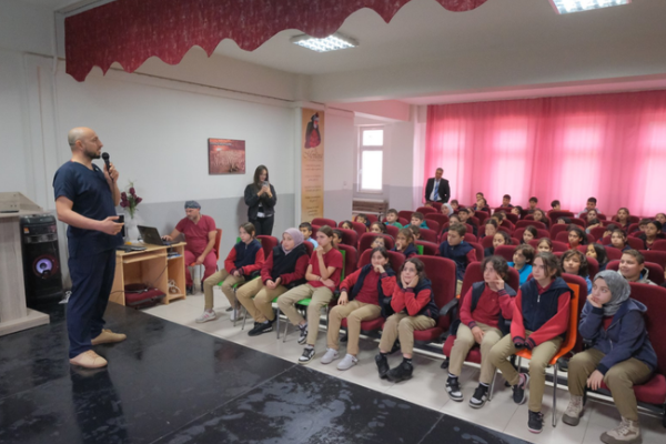 İnegöl’de öğrencilere hayvan sevgisi ve doğru yaklaşım eğitimi verildi 
