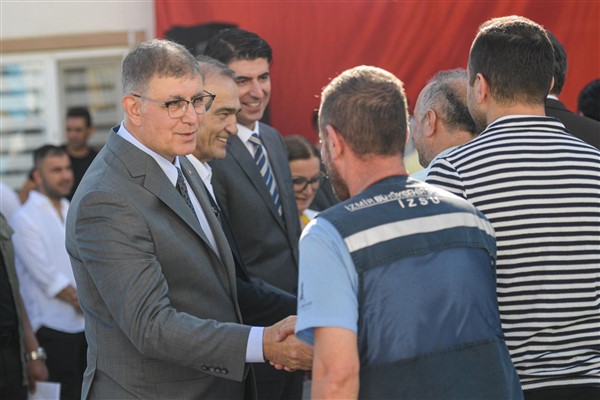 Başkan Tugay, Kurban Bayramı öncesi İZSU çalışanları ile buluştu<