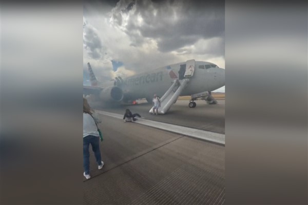 AAL uçağı pistte iniş takımlarında çıkan yangın sonucu boşaltıldı<