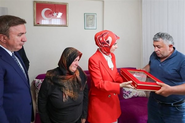 Bakan Göktaş’tan Erzincan'da şehit Ay’ın ailesine ziyaret<